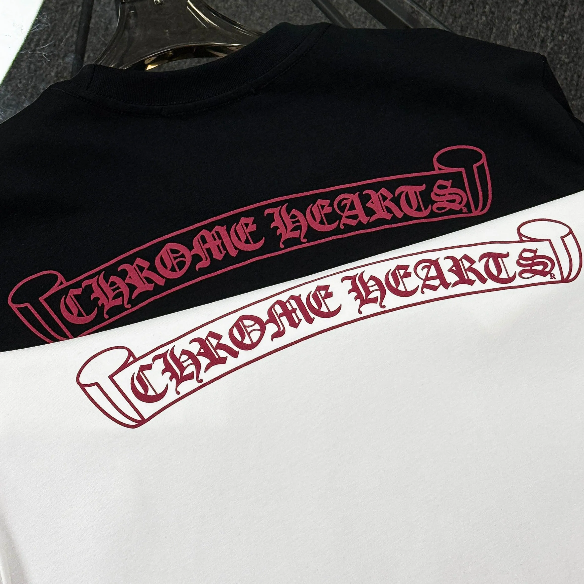 P170 Chrome Hearts Chrome Hearts 25 high version. The fabric is made of 300 grams of high-density pure cotton. It does not deform or shrink. It has three labels. It is the same style for men and women. Technology: suede foam printing. Color: white, black. SIZE: S-XL.